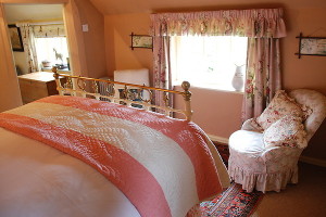 Romantic-bedroom-cissys-cottage