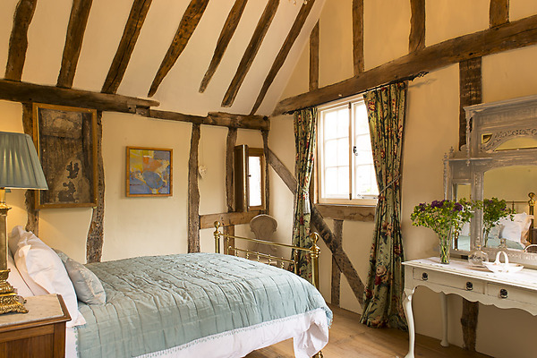 unique-holiday-cottage-bedroom