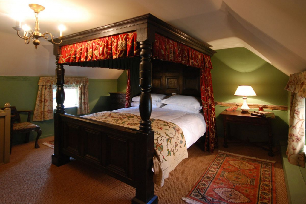 Romantic holiday cottages - Antique four poster bed