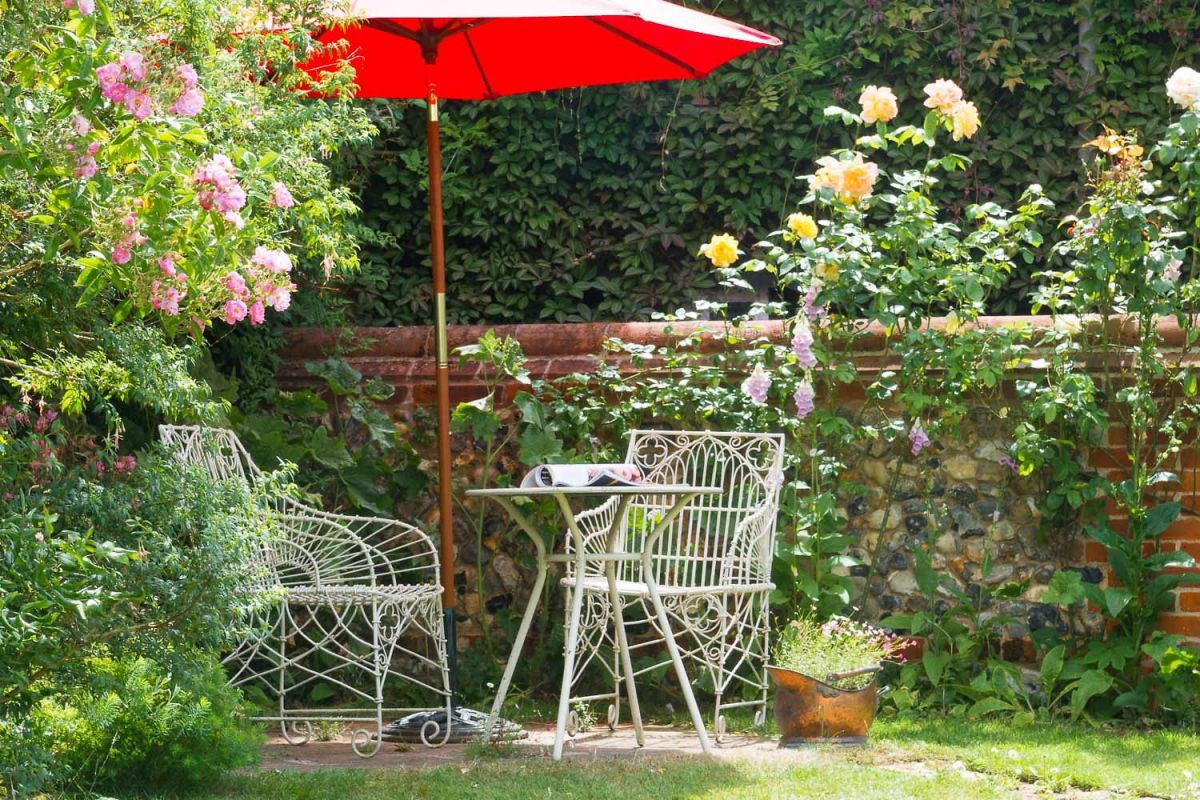 Holiday cottages with pretty gardens