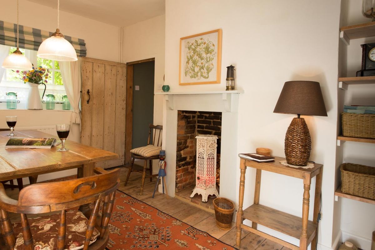 Cosy cottages with dining rooms in Suffolk