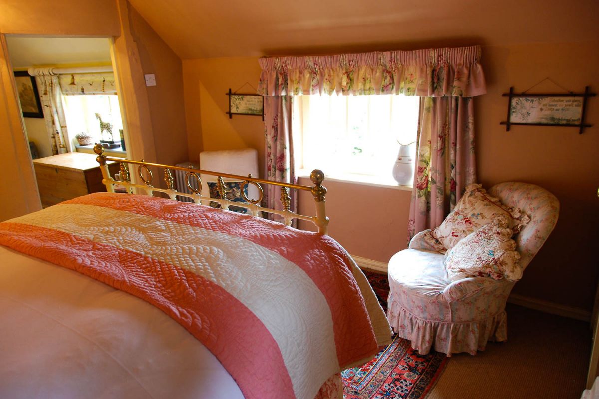 Romantic bedroom at Cissy's Cottage