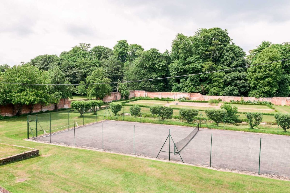 romantic cottages with Tennis courts
