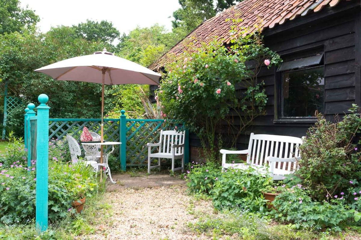 enjoy the garden in this holiday cottage