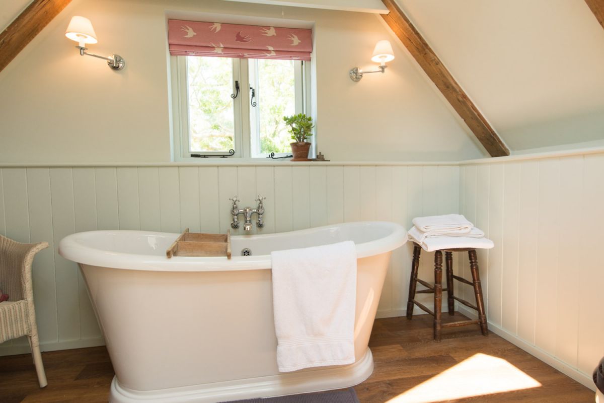 romantic Suffolk cottage with bath