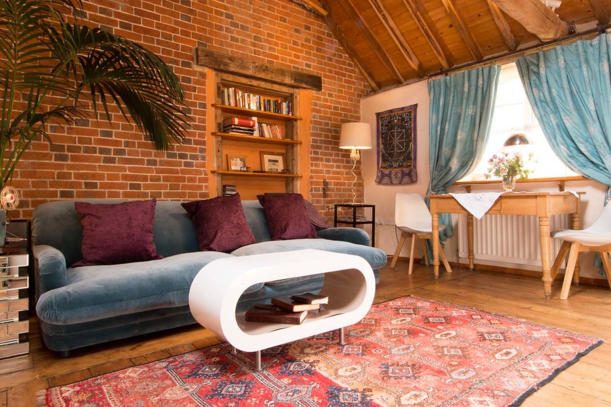 Romantic holiday cottages with luxury sofas