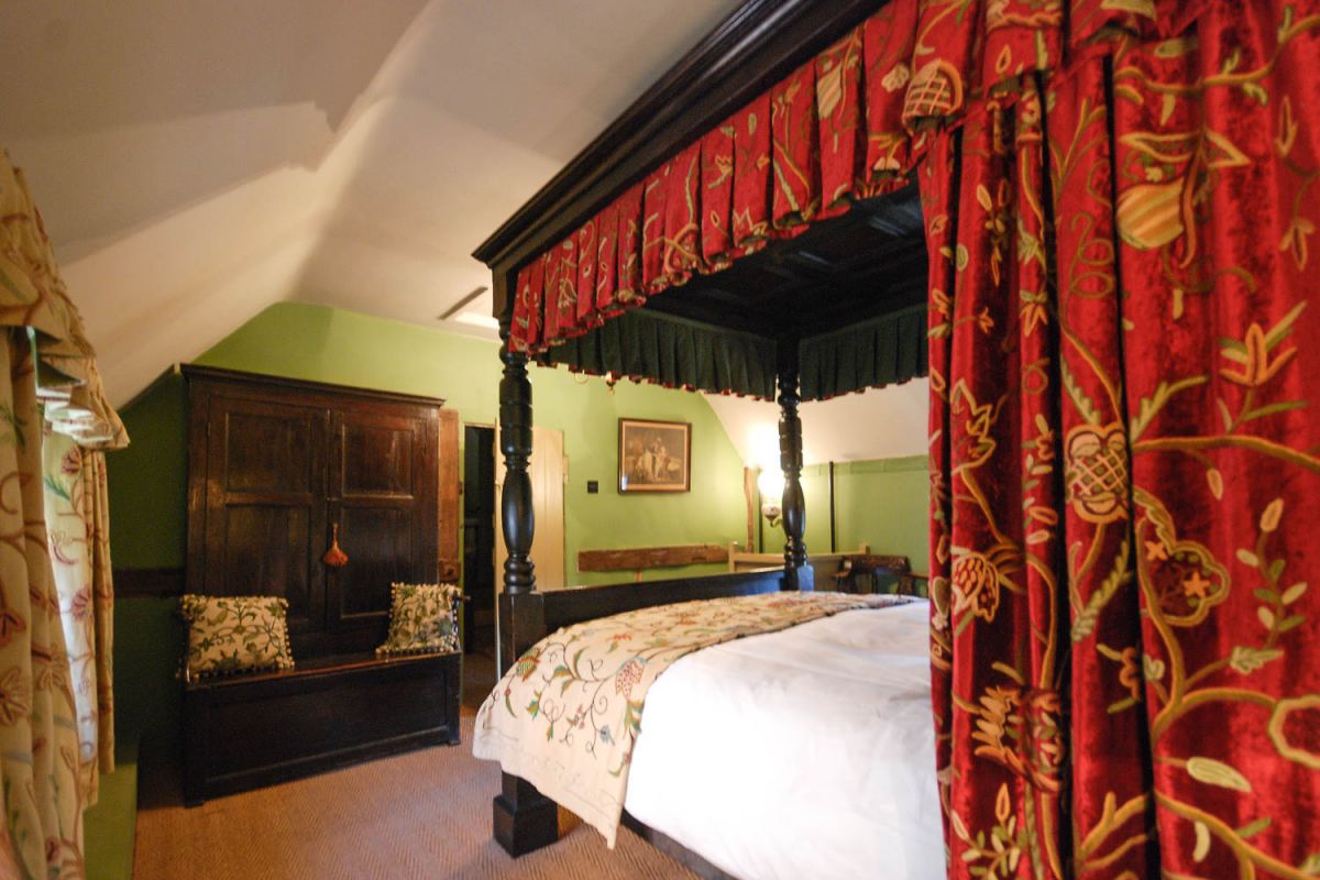 Romantic antique bed self catering cottage