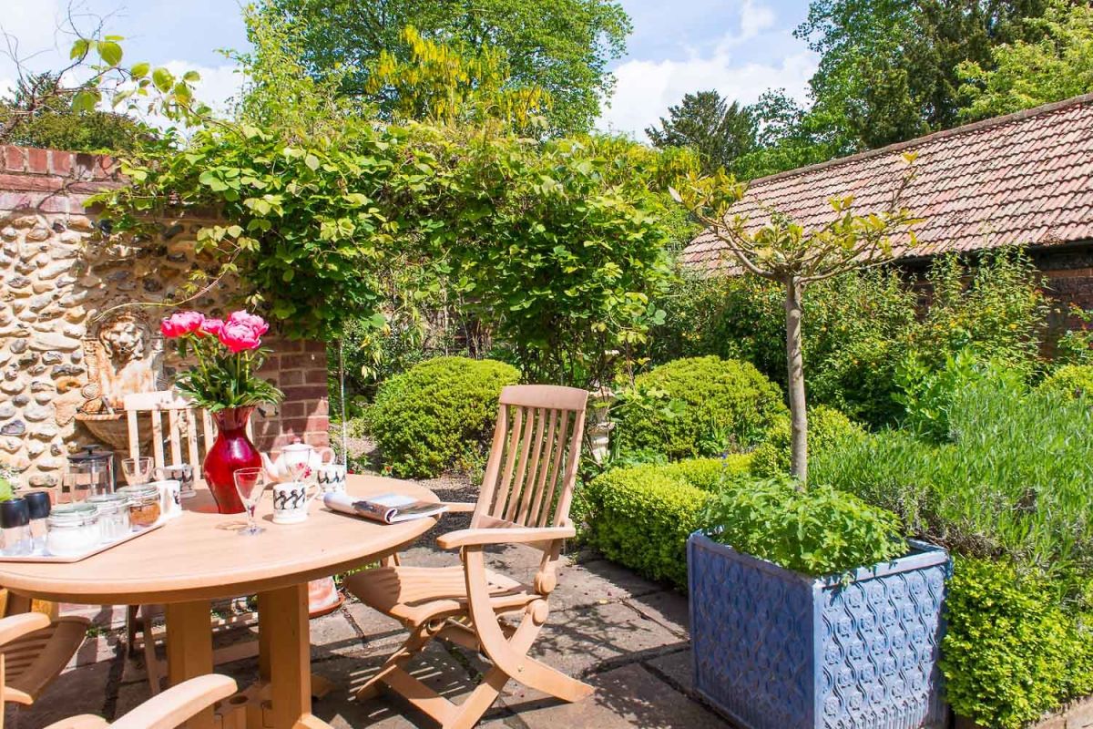 romantic self catering with sunny breakfast patio