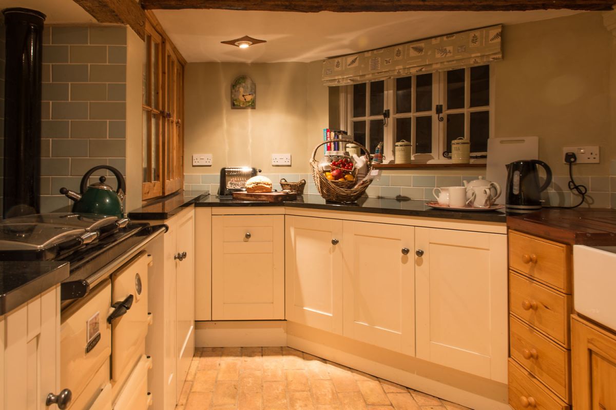 Well equipped kitchen - Wren Cottage