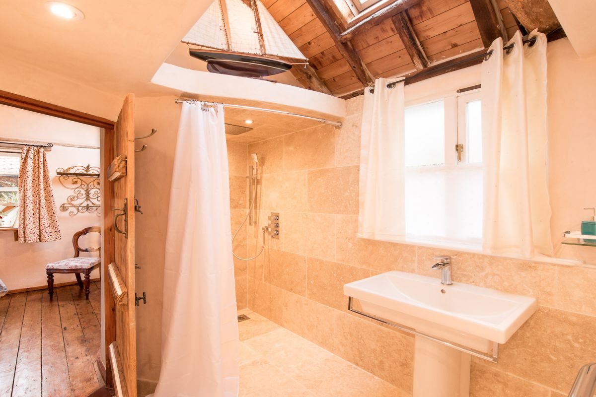 romantic cottage with marble en-suite bathroom in Suffolk