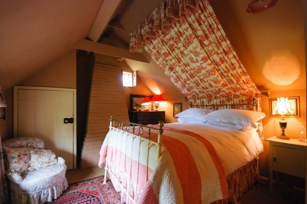 Romantic Bedroom for 2, holiday cottage