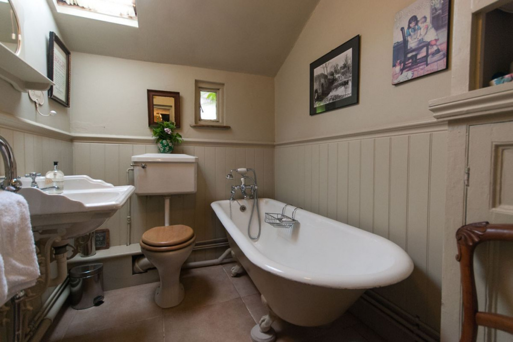 Romantic Victorian bath at Cissy's Cottage